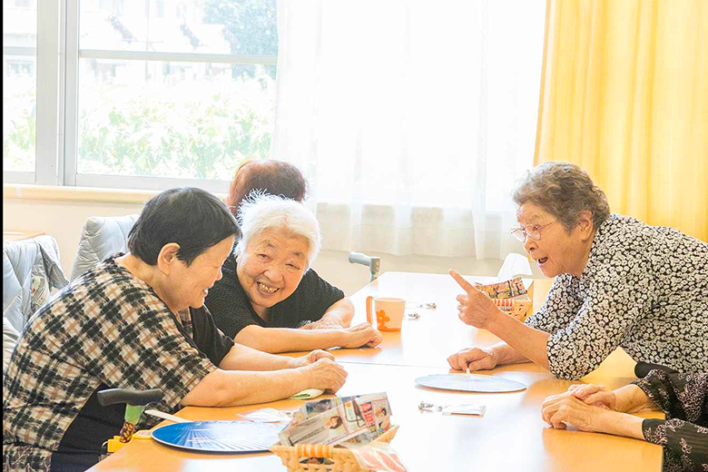談笑しながら卓上ゲームを楽しむ利用者たち