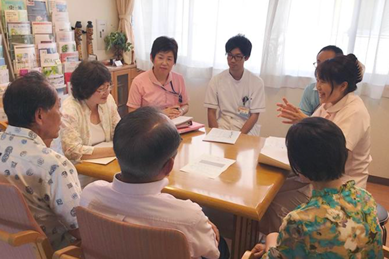 多職種のスタッフとご家族がテーブルを囲んで話し合う様子