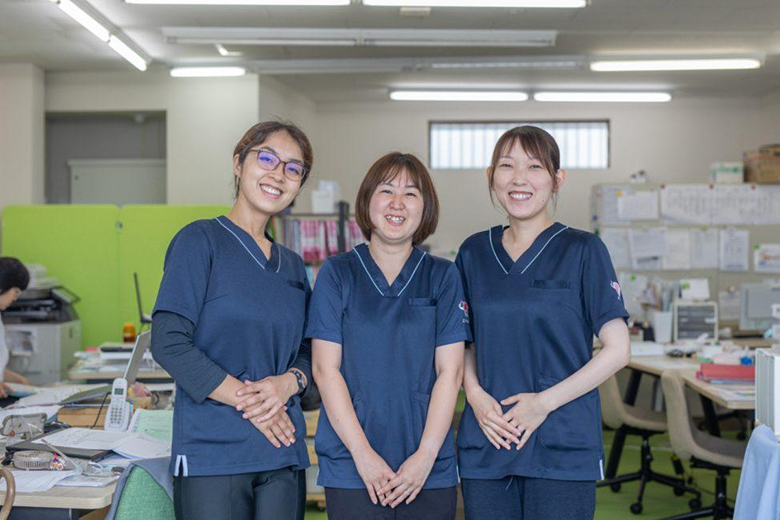 笑顔で並ぶ3名のスタッフ