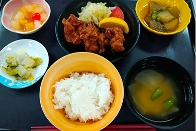 唐揚げやご飯、味噌汁などが並ぶ常食の献立