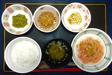 細かく刻んだおかずとご飯、汁物が並ぶ刻み食の献立
