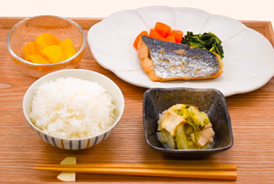 焼き魚とご飯、副菜が並ぶ治療食の献立