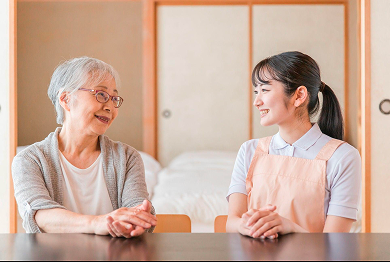 和室で向かい合って話す利用者とスタッフ