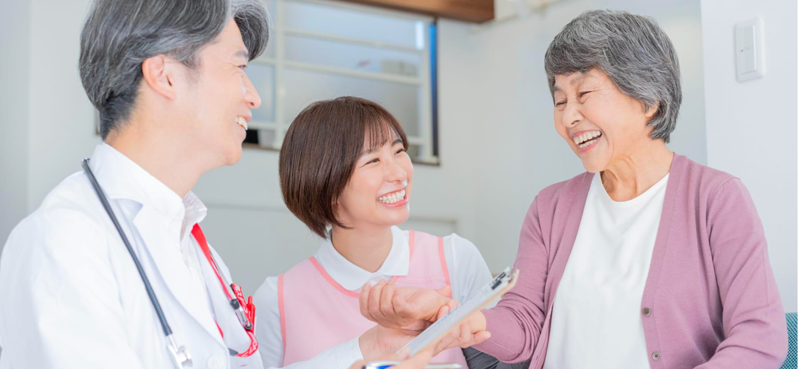 笑顔で話す医師・看護師と利用者